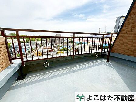 日当りのいいルーフバルコニーは、自然と家族が集まる憩いのスペースに。暖かな日差しが、季節の変化とともにここで過ごす時間をもっと豊かにしてくれます。