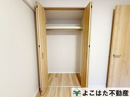 室内とフラットで荷物が出し入れしやすい収納スペース。