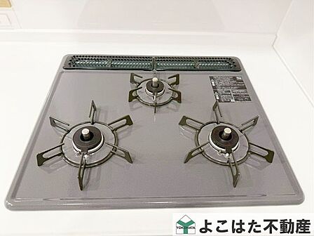 3口ガスコンロなので、煮物をしながら炒め物などの作業もスムーズにはかどります。お料理の効率が大幅にアップ。