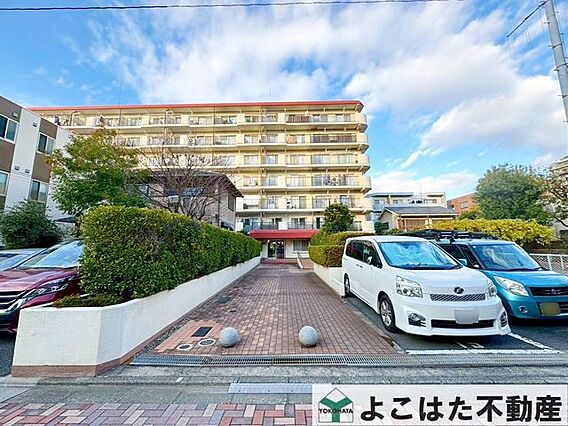 周辺は閑静な住...