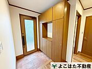 玄関をさっぱり片づけられ、カウンターでインテリアまで楽しめる華やかさ。ゲストを気持ちよく迎えてくれます。