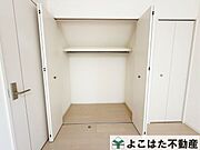 室内とフラットで荷物が出し入れしやすい収納スペース。