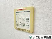 バスルームには浴室乾燥機が標準装備！雨の日のお洗濯に大活躍します。また、窓を開けずに換気できるので花粉対策や防カビにも有効ですね。