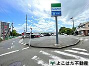 ファミリーマート野川南台団地前店 徒歩3分。 200m