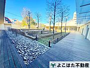 共有スペースで日向ぼっこ、のんびりとした空間です。