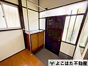 玄関回りは広くてすっきりしています。来訪者を迎え入れる場なので、やはりスペースにゆとりがあると何かと使い勝手が良いですね。