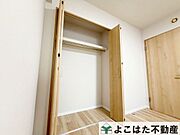 室内とフラットで荷物が出し入れしやすい収納スペース。大きめなのでたっぷりと収納できます。