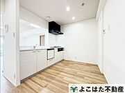 リビングとゆるやかにつながるカウンターキッチンは、家族との距離がぐっと縮まり、自然と会話が生まれる空間。できあがった料理をカウンター越しに手渡ししたり、暮らしの動線もスムーズ。
