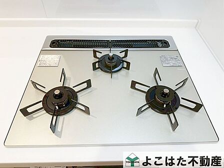 3口ガスコンロなので、煮物をしながら炒め物などの作業もスムーズにはかどります。お料理の効率が大幅にアップ。