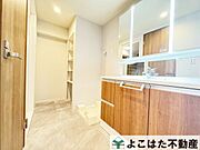 洗面スペースには家族の歯ブラシや整髪料、化粧品など多くの物が散らかりがちですが、三面鏡の裏側にある豊富な収納スペースに機能的に収納できるので、いつまでも洗面スペースをスッキリ清潔に保てます。
