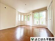 窓から差し込む自然光で一日中心地よく過ごせる空間。明るい室内は、家全体を包み込み、居心地の良さを実感できる空間。家具の配置もしやすく、整理整頓もしやすい設計です。
