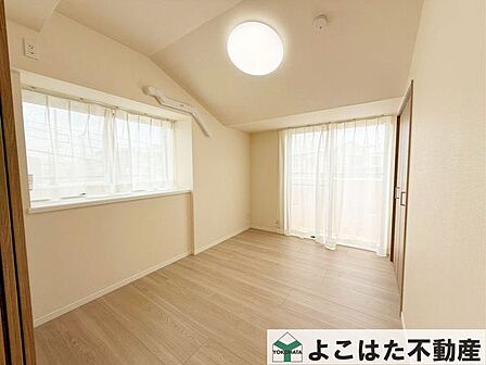 収納スペースも充実しているので主寝室に最適！衣類や寝具をスッキリ整理でき、快適な睡眠環境をキープ！落ち着いたインテリアとの相性も良く、心地よい休息時間を過ごせそうです。
