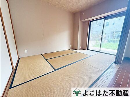 リビングに隣接した和室は、日常のくつろぎや小さなお子様のお昼寝や遊び場、来客時の客間としても多彩に活躍可能!収納もあり片付けやすく、落ち着いた雰囲気を楽しめる空間です。