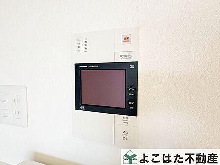 モニター付きインターホンを採用し、訪問者を映像でしっかり確認。不要なセールスなどにも落ち着いて対応しやすく、防犯性と利便性を兼ね備えた嬉しい設備です。