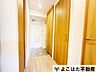 玄関：玄関までのアプローチ部分は、住まいの“顔”ともいえる空間。清潔感があり、整えられた道のりは、毎日の帰宅が楽しみになるような落ち着きある雰囲気です。