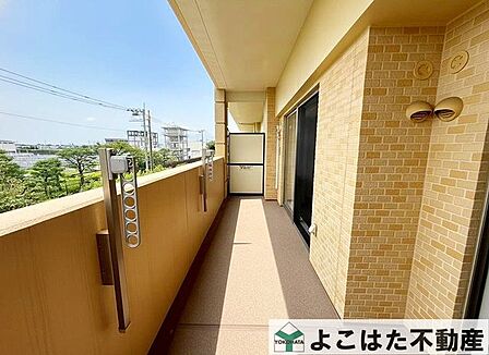 天気のいい日は外に出て、深呼吸。洗濯物はふわっと乾き、日向ぼっこも気持ちいい。そんな“ささやかな幸せ”が積み重なっていくバルコニーです。