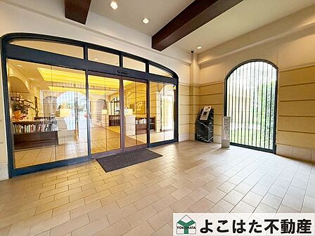 落ちついた外観と相性の良いエントランスデザインです。
