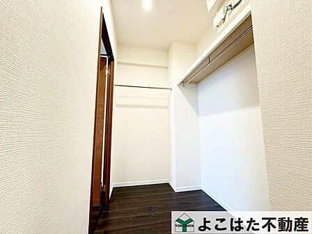 大容量のクローゼット。かさばるダウンジャケットや丈の長いコートなどを収納してもまだまだ余裕があります。