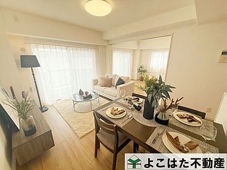 リビングは無駄のない間取りで家具の配置がしやすく、レイアウトの自由度が高い空間です。ソファやテレビ、ダイニングテーブルなどもすっきり収まり、生活動線もスムーズ♪