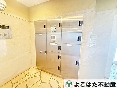 不在時の荷物受け取りに便利な宅配ボックスを完備！再配達の手間を省けるので、忙しい毎日を送るご家族にも嬉しい設備です。ネットショッピングも時間を気にせず利用でき、暮らしの快適さを高めてくれます！！