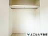 収納：大容量のクローゼット。かさばるダウンジャケットや丈の長いコートなどを収納してもまだまだ余裕があります。