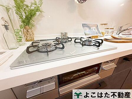 【3口コンロ+グリル付き】3口ガスコンロなので、煮物をしながら炒め物などの作業もスムーズにはかどります。お料理の効率が大幅にアップ。