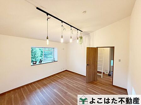 すべての居室が6帖以上のゆとりある広さに、自然光をたっぷり差し込む明るい爽やかな空間です。お子様の成長に合わせた子ども部屋や、ゆったり寛げる寝室など、多彩な使い方ができます。