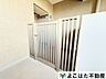 玄関：全室クロス貼り替え＆建具交換済み！明るく清潔感あふれる快適な居住空間に仕上がっています。