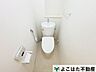 トイレ：やさしい温水洗浄で、肌に負担の少ない洗い心地を実現。さらに、節水機能により水道代を抑えながら利用でき、家計にも環境にもやさしい設計です。