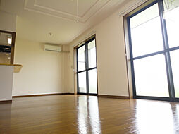 エリートメゾン 205 2階1LDKのリビング/ダイニング