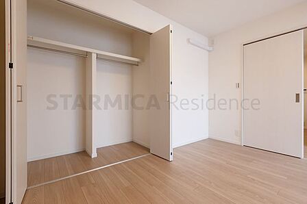 お部屋には容量たっぷりのクローゼット付きでお洋服やかさばる荷物もすっきり整理できます