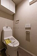 パワー脱臭機能などを備えた温水洗浄便座付きトイレ