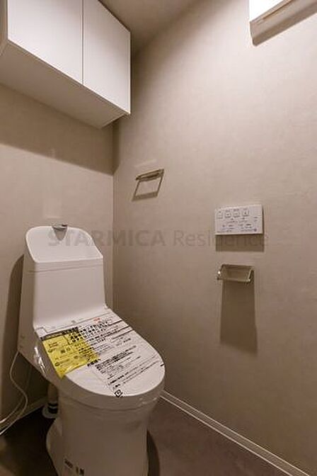 パワー脱臭機能などを備えた温水洗浄便座付きトイレ