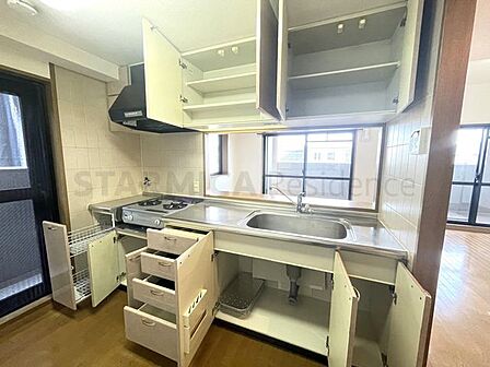 豊富な収納でキッチン周りもすっきり保てます