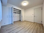 お部屋には容量たっぷりのクローゼット付きでお洋服やかさばる荷物もすっきり整理できます
