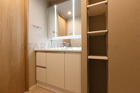 収納力と実用性を兼ね備えた三面鏡付き洗面台