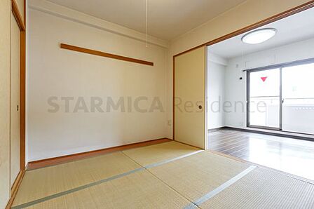 リビング隣の4.5帖の和室は、趣ある安らぎ空間来訪時や家事スペースとしても重宝します