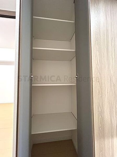 廊下収納は掃除用具や日用品のストック等に使え便利です