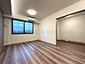 リビング/ダイニング：隣の洋室の可動式扉を開けると、家族で空間を広々と使えます