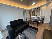 折り上げ天井にもアクセントクロスと間接照明が採用されておりおしゃれな空間を演出しています