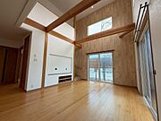 梁見せ天井がアクセントの吹抜リビング。キッチンとの距離感も程よいです。居住中のため内覧の際は、ご予約をしていただきますとスムーズです♪
