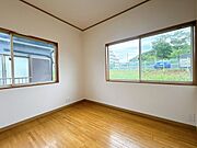 【内外装リフォーム済】2階4.5帖洋室の様子。北側にあるお部屋ですが、2面採光なので、電気を消しても明るさ的に問題なさそうですね。