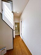 【内外装リフォーム済】廊下の様子。クロスを張替え等を行いました。明るい空間に生まれ変わりました。