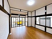 【リフォーム済み】洋室の様子。別角度写真。壁はクロスを張りました。明るい印象に生まれ変わりました。