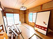 【内外装リフォーム中5/22更新】1階居室の様子。2面採光となっており、6帖かつ収納のあるお部屋です。寝室としても客間としても活躍しそうですね。