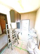 【内外装リフォーム中5/22更新】玄関（内観）の様子。大きな下駄箱と広いタイル部分があり、傘立てやインテリアを置いても十分に余裕を持てる玄関となっております。大人数での来訪などにも安心して迎えられそ…