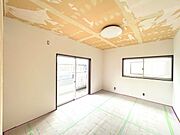 【内外装リフォーム中5/22更新】2階居室の様子。南向きのこちらのお部屋にはベランダへつながる大きな掃き出し窓がついており、照明がなくても十分な明るさを確保しております。