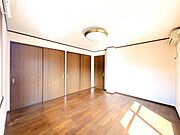【外構リフォーム中5/15更新！】2階居室の様子。家具を配置しやすく廊下からの露出を防ぐ袖壁があり、大きな収納も確保されております。広い居室だと活用方法の選択肢が増え、生活の幅が広がりますね。