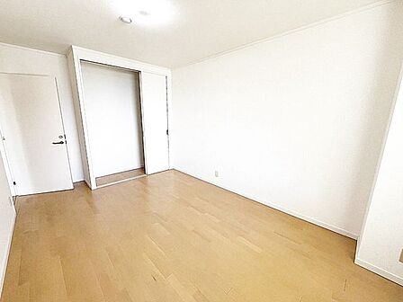 階段降りていただき左手側の洋室