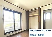 クローゼットには仕切りもあり分類しやすいですね。